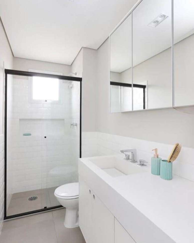55. Decoração simples para banheiro na cor branca – Foto: Quattrino Arquitetura