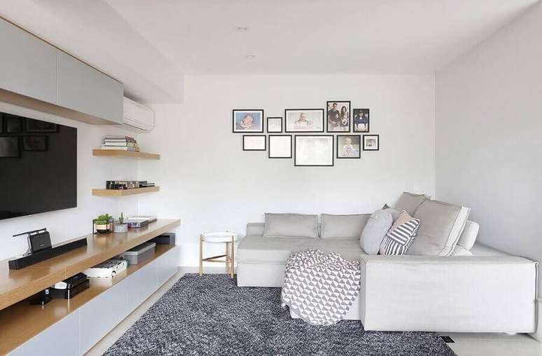 58. Decoração simples para sala com parede cor branca e tapete cinza – Foto: Quattrino Arquitetura
