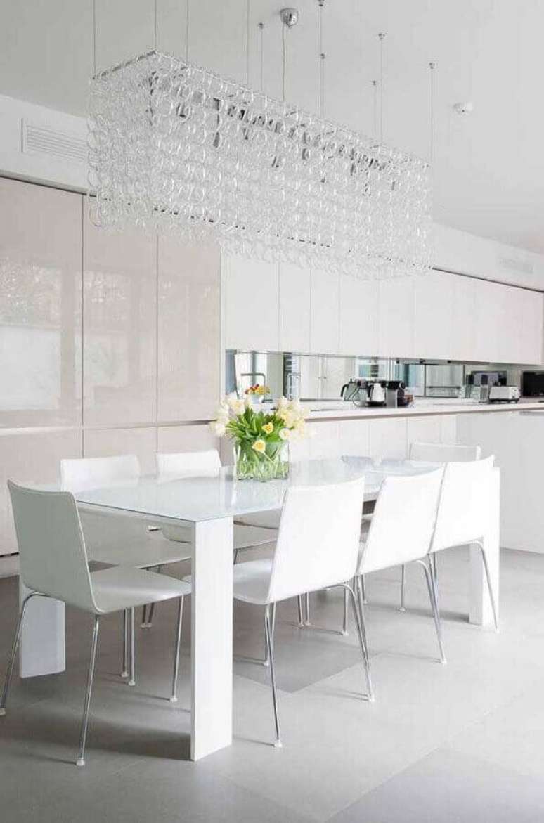 60. Decoração sofisticada para cozinha na cor branca com sala de jantar decorada com lustre de cristal grande – Foto We Heart It