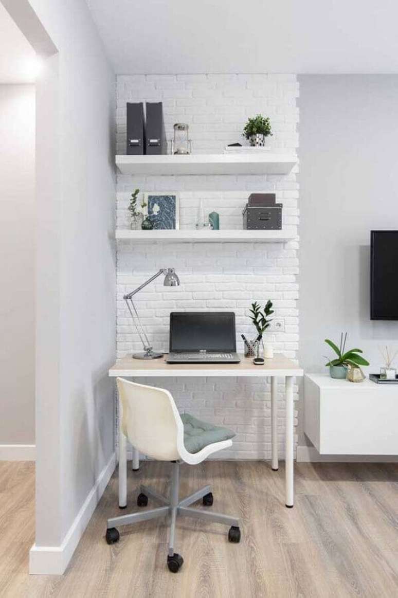 62. Home office pequeno decorado na cor branca com parede de tijolinho – Foto: Wood Save