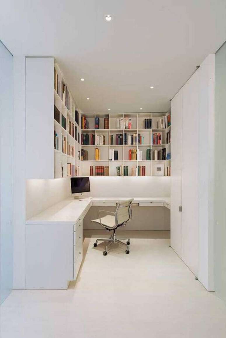 63. Home office planejado na cor branca com prateleiras para livros – Foto: Maurício Gebara Arquitetura