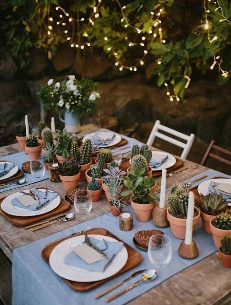 68. Diferentes tipos de cactos pequenos podem decorar o centro da mesa de jantar. Fonte: Casa Vogue