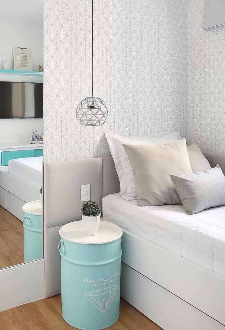 65. Papel de parede na cor branca com desenho delicado para decoração de quarto feminino com tonel azul tiffany – Foto: Otimizi