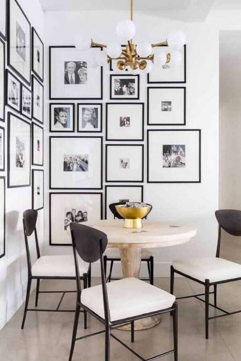 66. Parede cor branca decorada com vários quadros para sala de jantar moderna – Foto: Pinosy