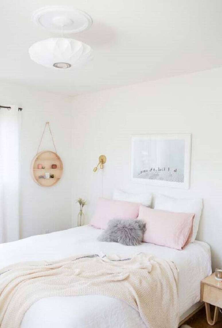 68. Decoração clean para quarto na cor branca com nichos redondo de madeira – Foto: Cute & Paste