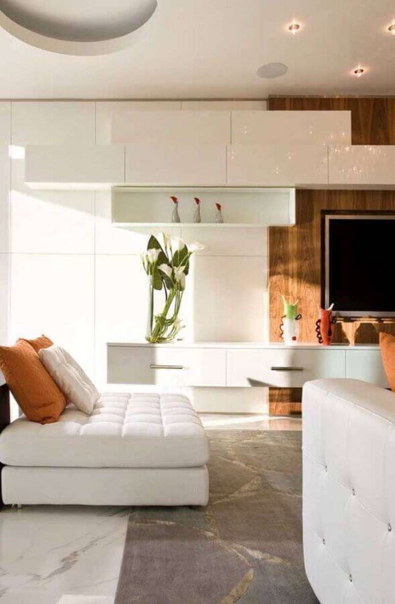 70. Sala de estar sofisticada decorada na cor branca com detalhes em madeira – Foto: Pinterest