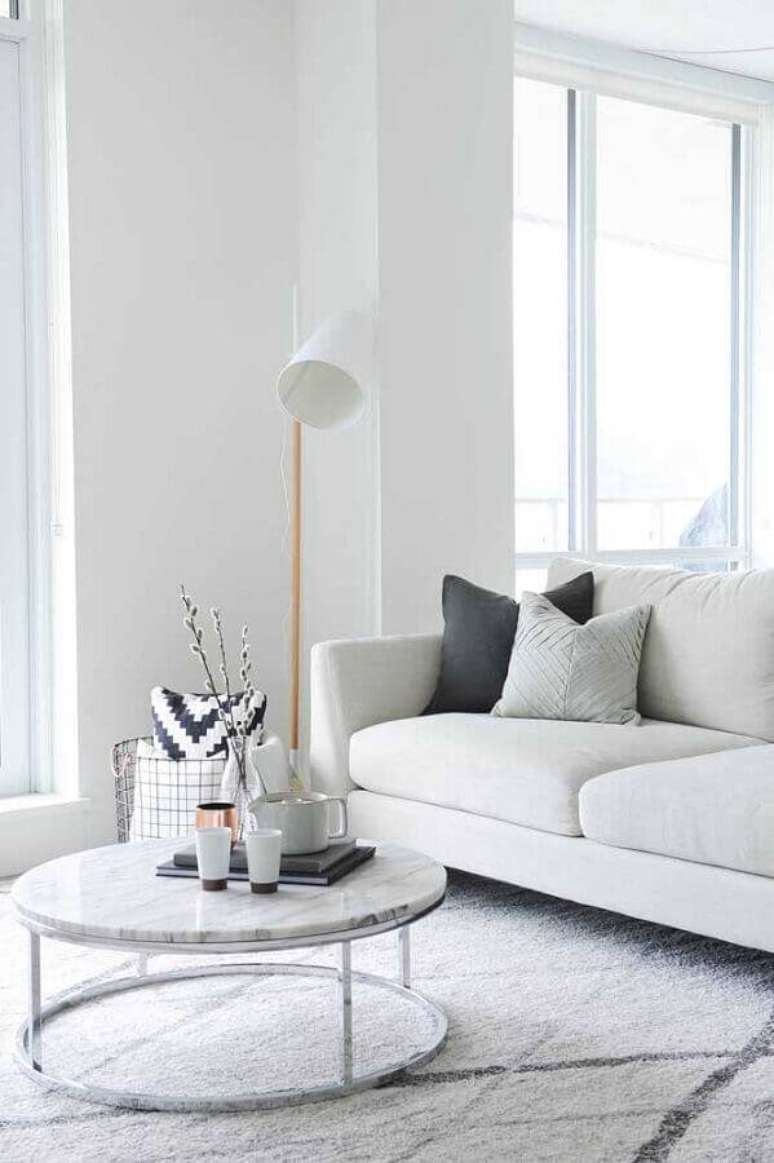 71. Sala de estar toda branca decorada com estilo minimalista e moderno – Foto: Danielle Moss