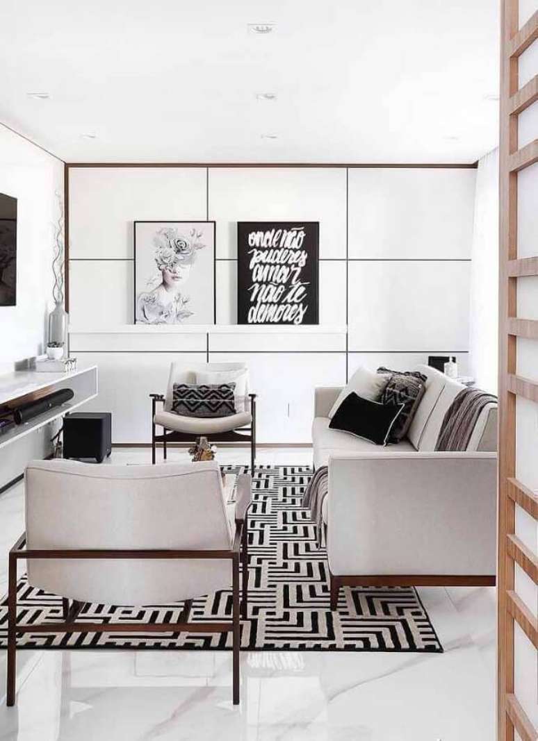 73. Sala moderna decorada na cor branca com tapete geométrico – Foto: Cute & Paste