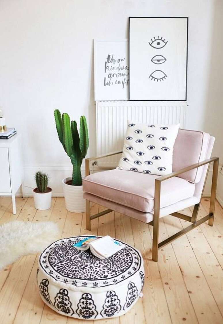 52. Sala de estar com poltrona rosa e vaso com diferentes tipos de cactos. Fonte: Casa Vogue