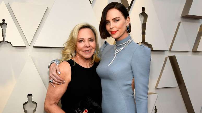 Charlize Theron e a m&atilde;e, Gerda, na cerim&ocirc;nia do Oscar, em fevereiro