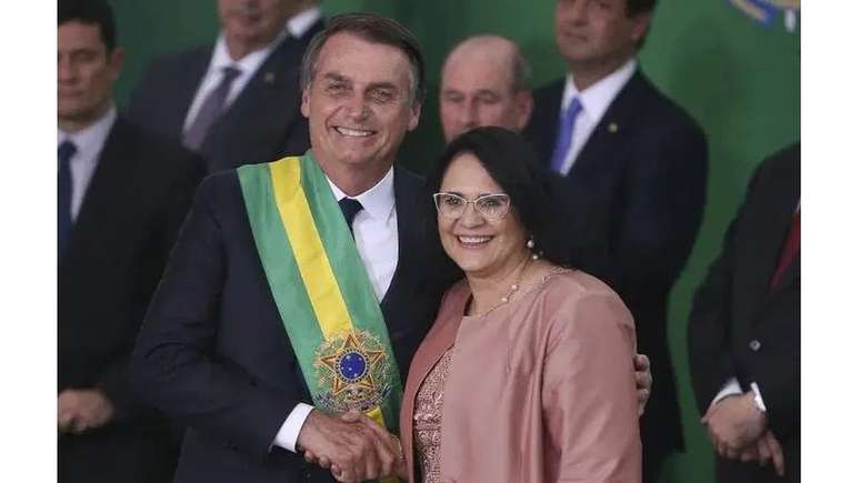 Damares Alves e o presidente Bolsonaro durante cerimônia de nomeação dos ministros de Estado em 1o de janeiro de 2019, no Palácio do Planalto