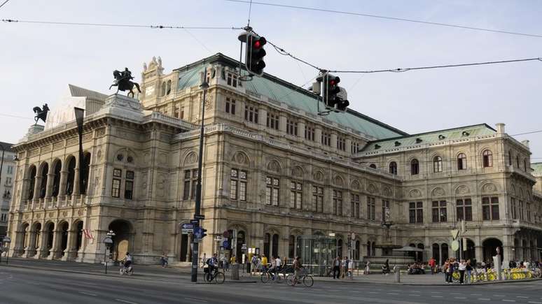 A Ópera Estatal de Viena diz que já havia reduzido o número de apresentações para bailarinos, depois que a carga de treinamentos foi criticada.