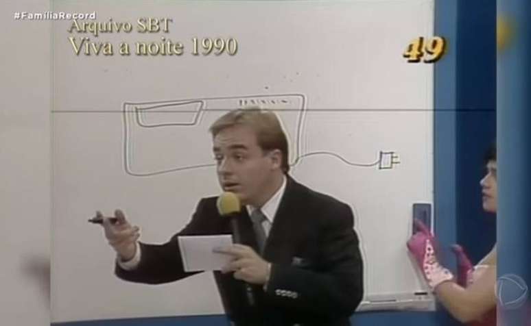 O apresentador Gugu Liberato, durante apresentação do programa 'Viva a Noite', no SBT, nos anos 1980.&#160;