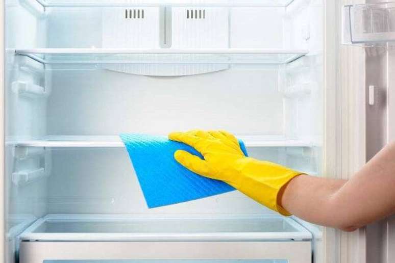 10. Como limpar a geladeira sem danificar sua estrutura. Fonte: Decor Fácil