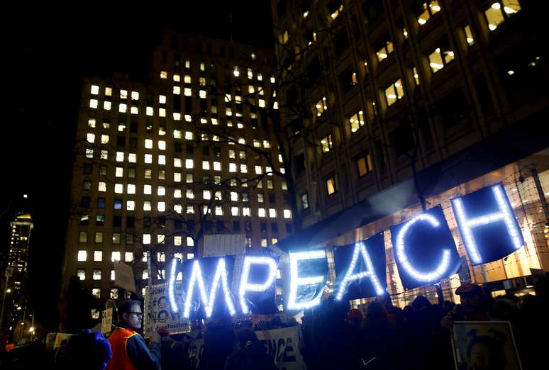 Manifestantes protestam a favor de impeachment de Trump em Seattle
18/12/2019 REUTERS/Lindsey Wasson