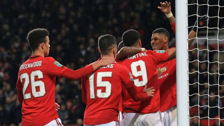 Manchester United vence e garante vaga na semi - LINDSEY PARNABY / AFP