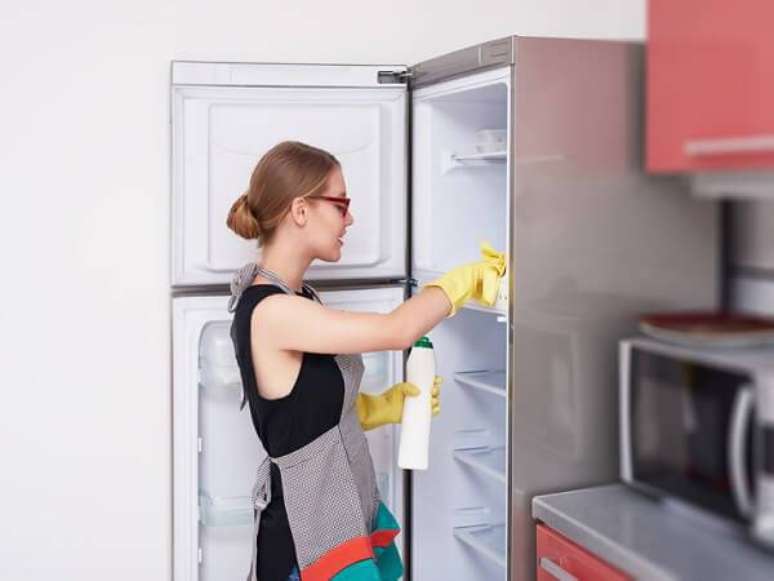 9. Mantenha a limpeza da geladeira sempre em dia. Fonte: Tua Casa