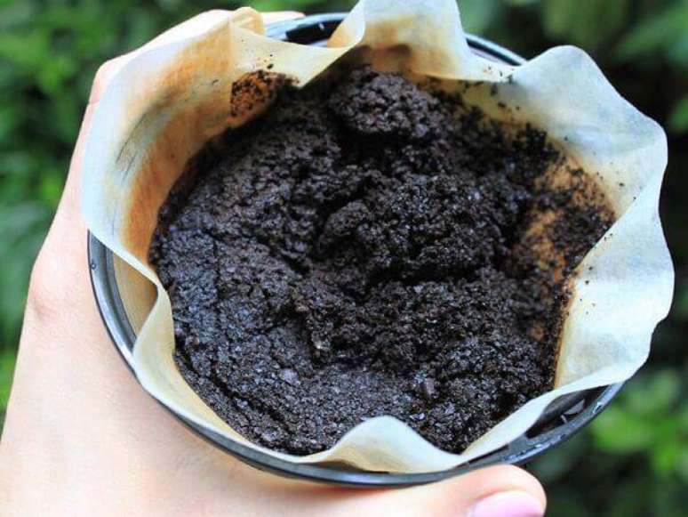 8. A borra de café também é muito utilizada para neutralizar odores da geladeira. Fonte: Catraca Livre