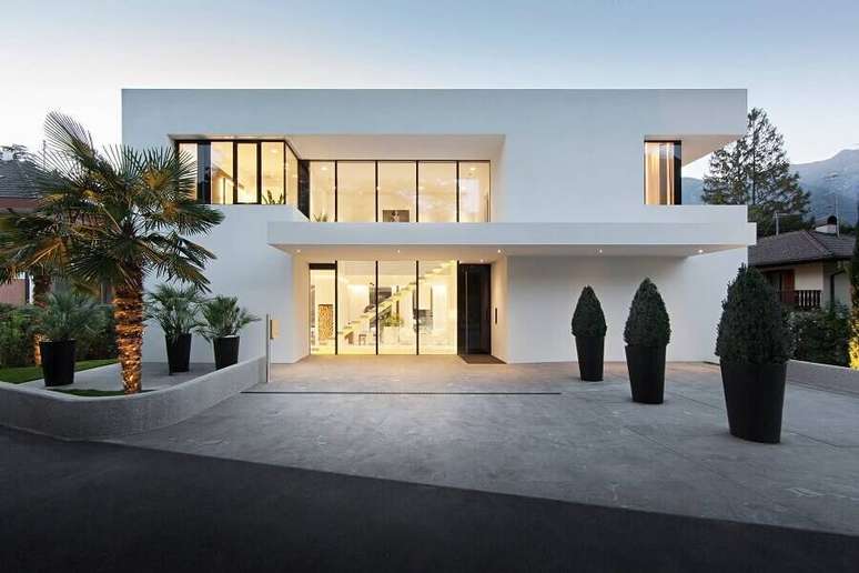 13. Casas lindas e modernas com fachada toda branca – Foto: Home Interior Design
