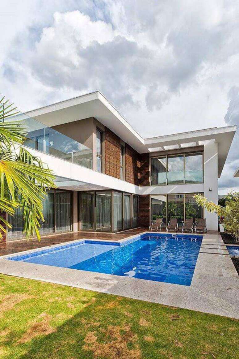 16. Modelos de casas lindas com piscina – Foto: Só Decor