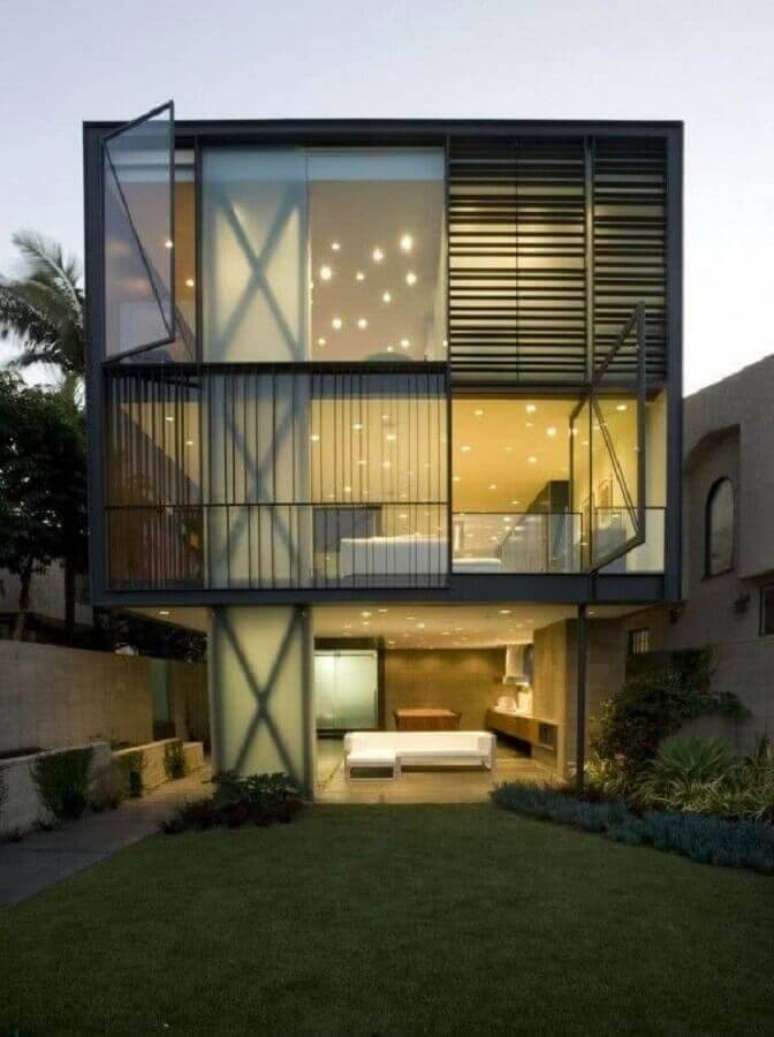 3. Muitos projetos de casas lindas e modernas possuem a fachada com grandes paredes de vidro – Foto: House Design