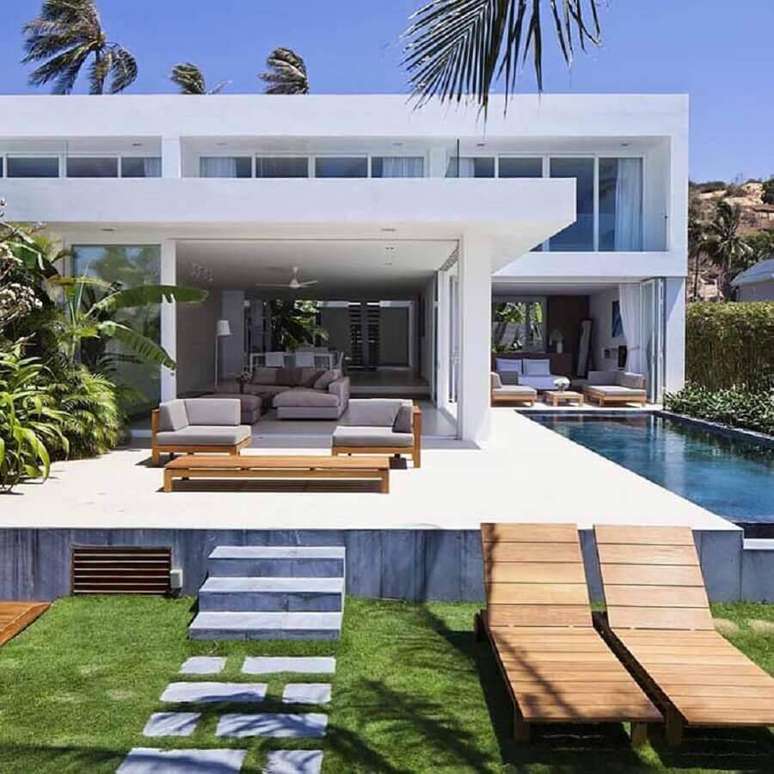 22. Linda inspiração de fotos de casas lindas com piscina na lateral e arquitetura moderna – Foto: Só Decor
