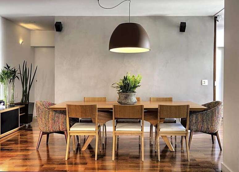38. Decoração para sala de jantar com parede de cimento queimado e mesa de madeira – Foto: Studio Scatena Arquitetura