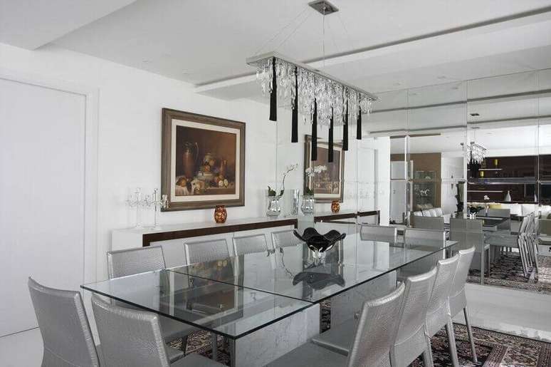 41. Decoração para sala de jantar toda branca com parede espelhada e lustre moderno – Foto: Léo Shehtman