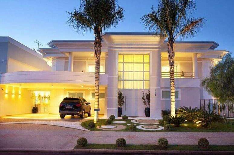 4. Linhas cuvas s&atilde;o presentes na fachada de casas lindas com estilo cl&aacute;ssico &ndash; Foto: Pinterest