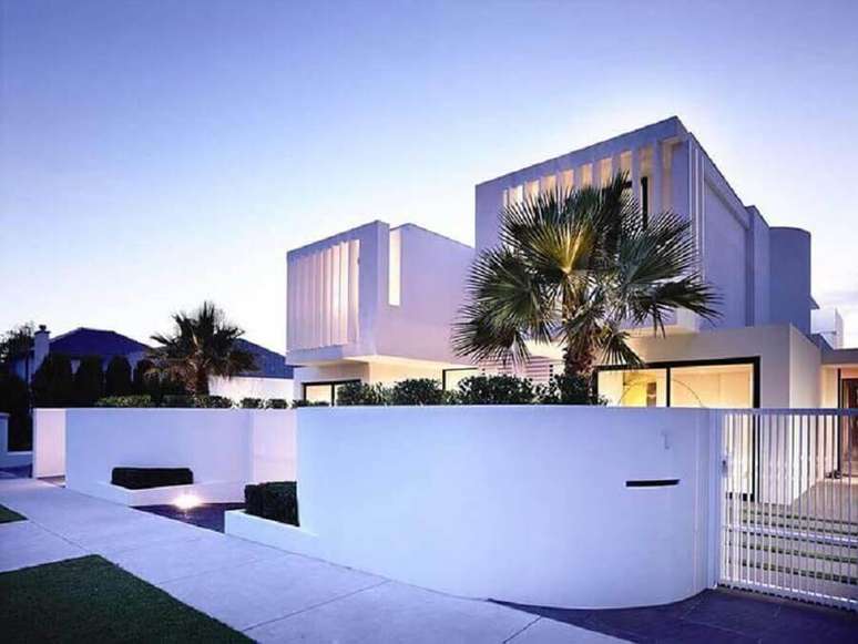 49.  Casa linda e moderna com fachada toda branca – Foto: Architizer