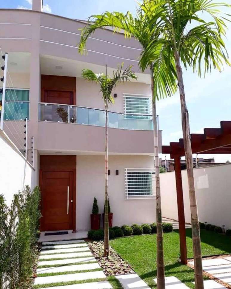 52. Fachada de casas lindas e simples dois andares com guarda corpo de vidro – Foto: Márcia Bissoli Paisagista