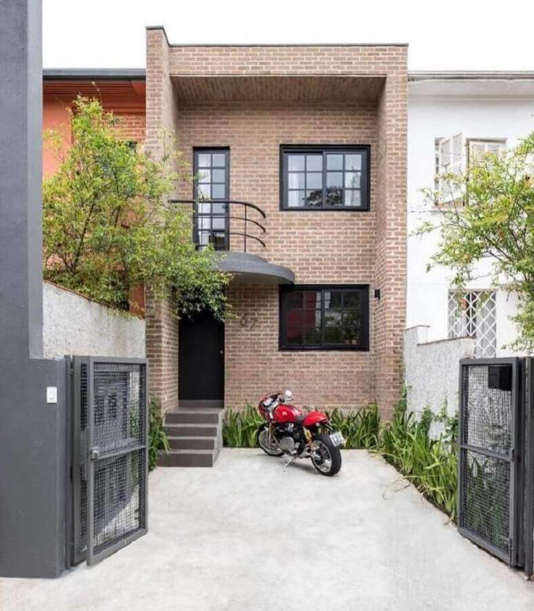 6. O tijolinho &agrave; vista garantiu um toque super charmoso &agrave; frente da casa linda e pequena &ndash; Foto: Meireles + Pavan Arquitetura