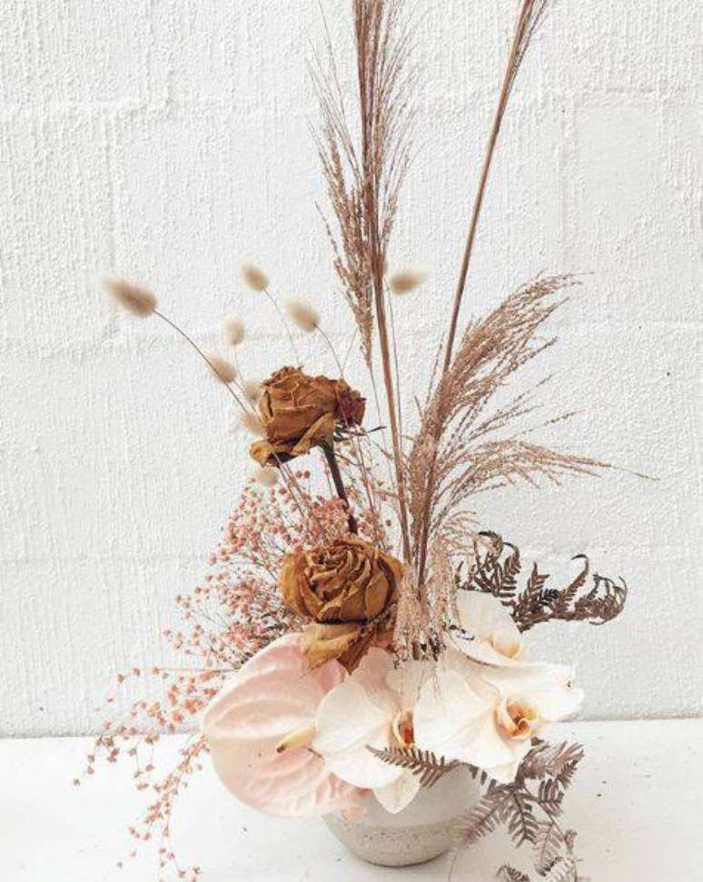 35. As flores secas podem compor um arranjo com flores saudáveis. Foto: Pinterest