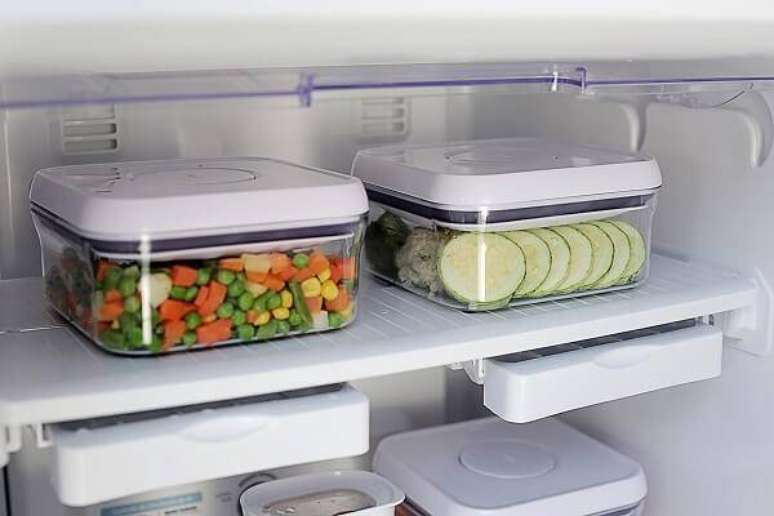 4. Armazene os restos de comida em recipientes herméticos para evitar que exalem cheiro na geladeira. Fonte: Homepedia