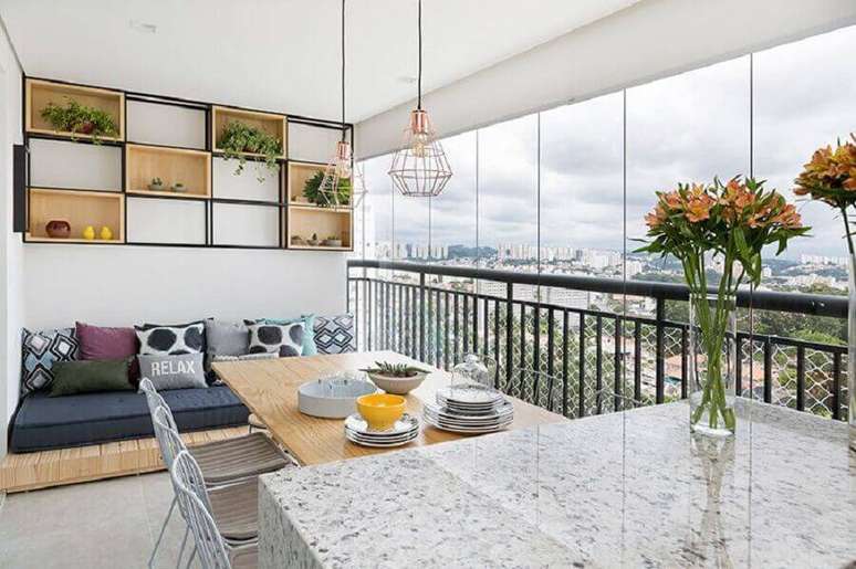 64. Varanda decorada com futon para casas lindas &ndash; Foto: Doob Arquitetura