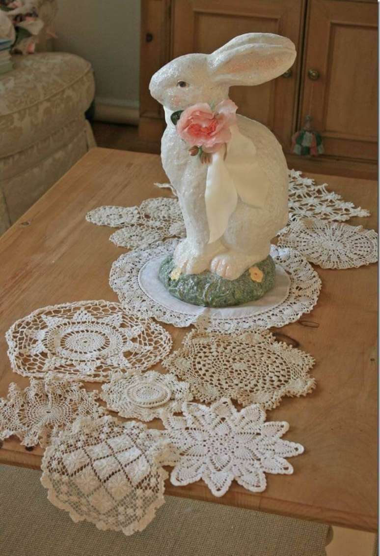 19. Centro de mesa em crochê com decoração de coelho acima – Via: Revista VD