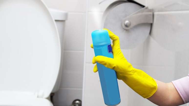 Para quem tem sensibilidade com aromas, recomenda-se evitar produtos muito perfumados e abrir a janela durante a faxina