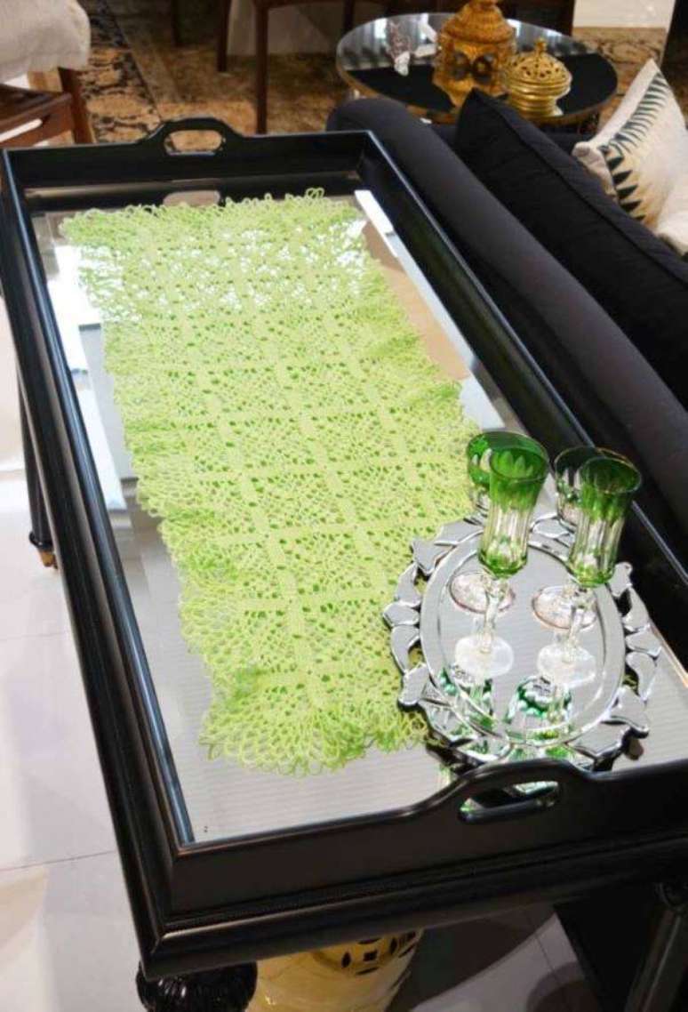 3. Centro de mesa de crochê retangular para aparador espelhado – via: Pinterest