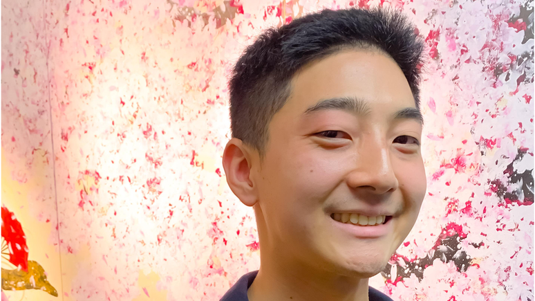 Riku Kitamura diz ter 'sentido a press&atilde;o social' para participar dos encontros no bar depois do expediente quando come&ccedil;ou a trabalhar