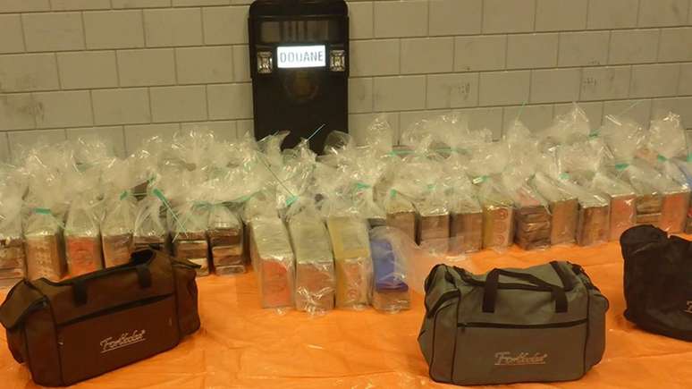 Durante tr&ecirc;s dias em uma semana, oficiais da alf&acirc;ndega apreenderam 1.457 kg de coca&iacute;na no porto de Roterd&atilde;