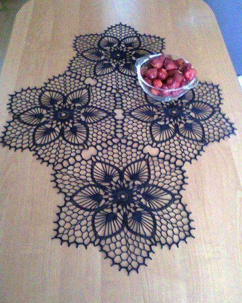 40. Flores em crochê no centro de mesa – Via: Pinterest