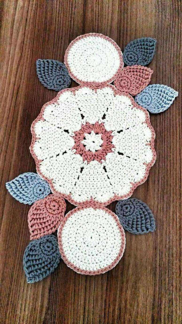 54. Centro de mesa de crochê em formato de flores – Via: Pinterest