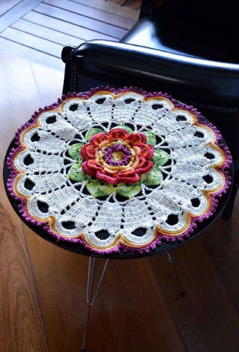 23. Centro de mesa de crochê com flores para a mesa de apoio ao lado do sofá – Via: Décor Fácil