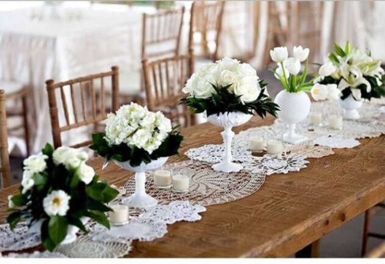16. Sua decoração de casamento também pode ter um centro de mesa em crochê lindo na mesa de jantar – Via: Pinterest