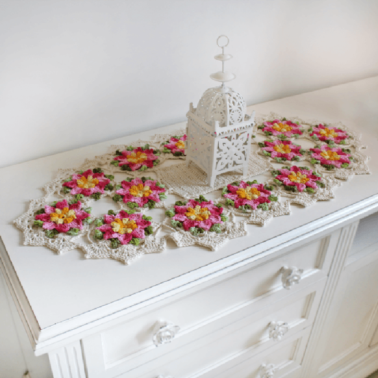 26. Centro de mesa em crochê com flores – Via: Euroma