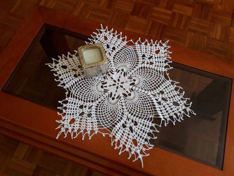 12. O centro de mesa de crochê também pode decorar a mesa de centro da sala de estar – Via: Artesanato