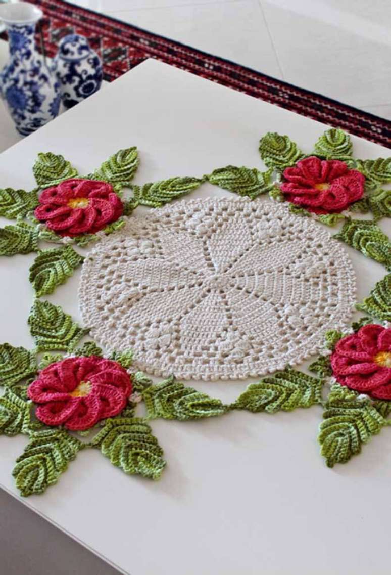 31. Centro de mesa de crochê com flores cor de rosa – Via: Decor Fácil