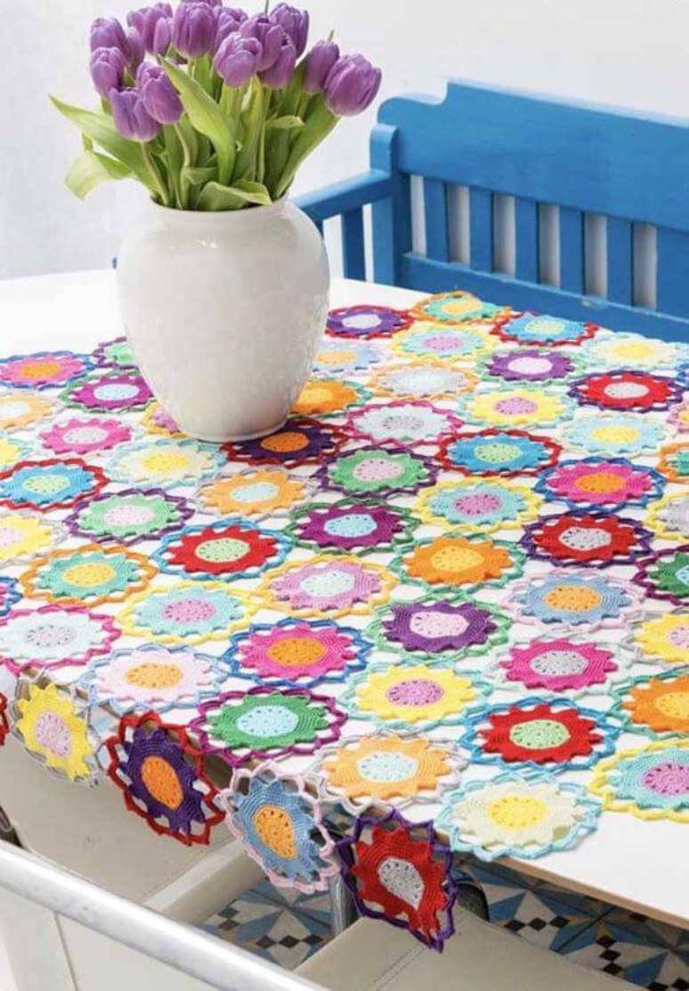 27. Flores coloridas no centro de mesa crochê – Via: Pinterest