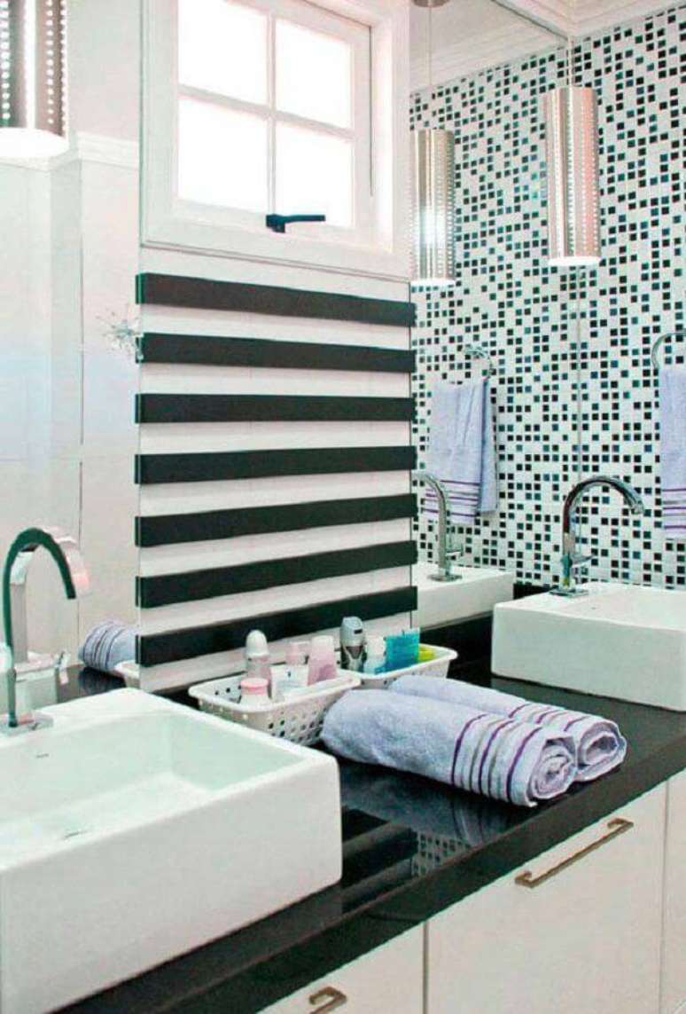 9. Banheiro com cuba branca e bancada verde ubatuba granito. Fonte: Pinterest