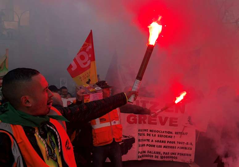Trabalhadores da empresa ferrovi&aacute;ria francesa SNCF protestam contra reforma previdenci&aacute;ria em Paris
17/12/2019
REUTERS/Jean-Michel Belot